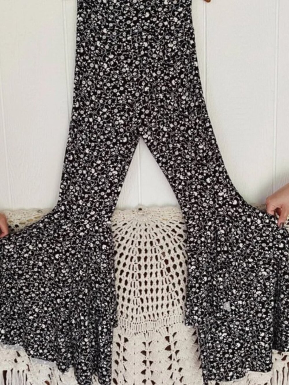 Kantha Bae Open Hands Burgundy and white ruffle bells - Picture 3 of 3